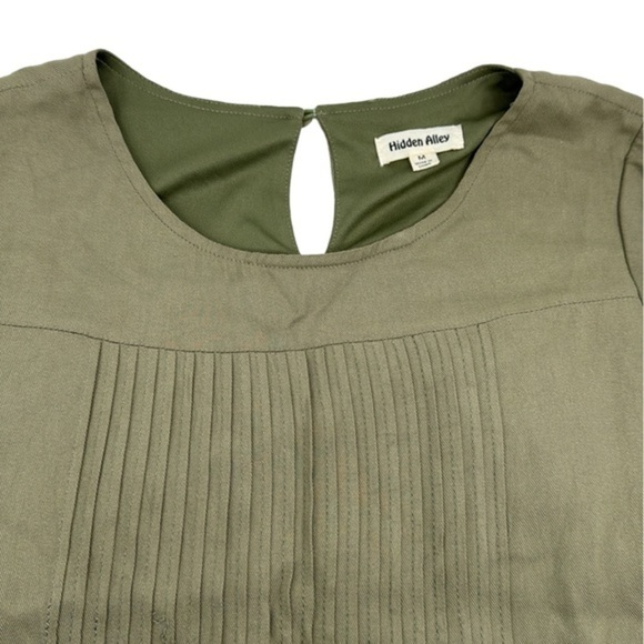 Effortless Elegance: Hidden Alley‎ Medium Dress - Picture 5 of 10